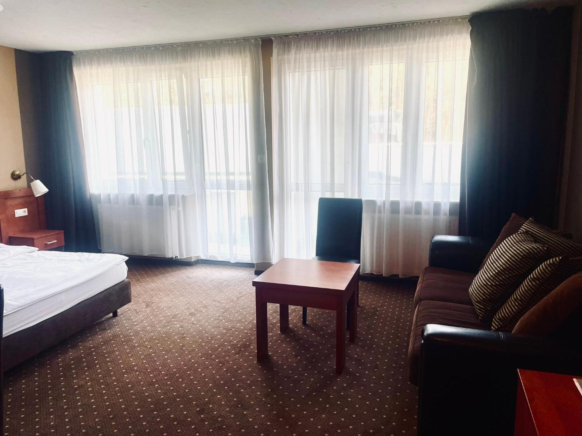 Papaver Hotel Ślesin Esterno foto